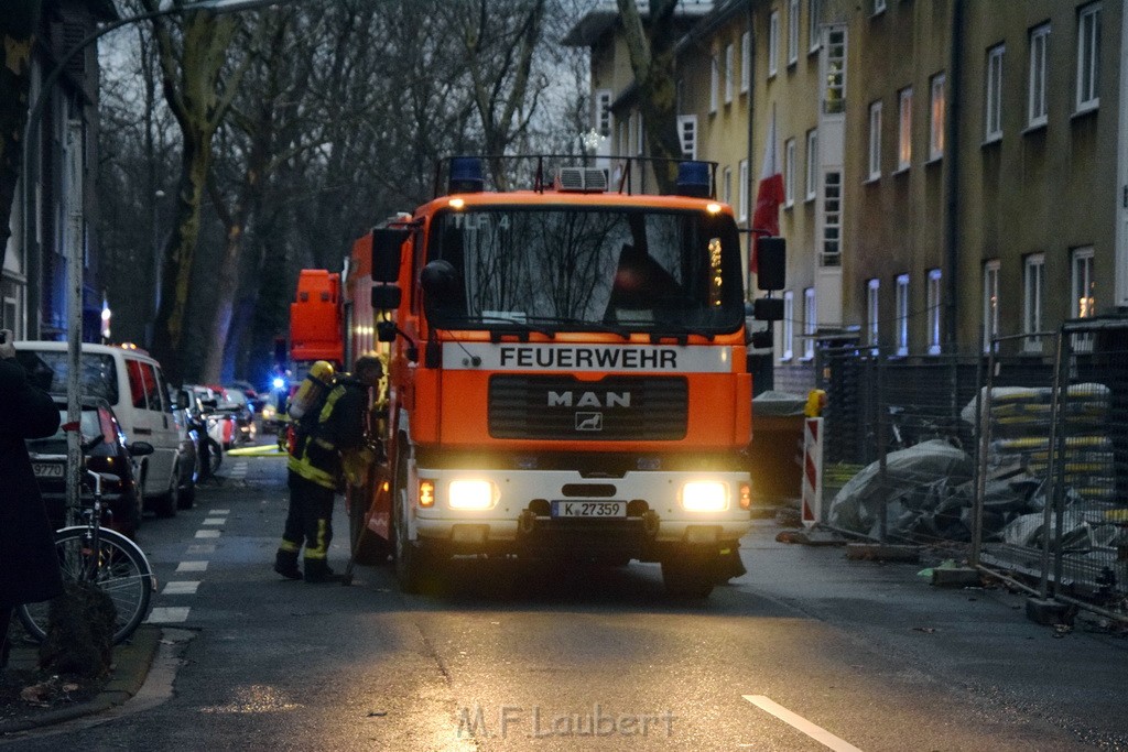 Feuer 2 Y durch Weihnachtsbaum  Koeln Ehrenfeld Alpenerstr P06.JPG - Miklos Laubert